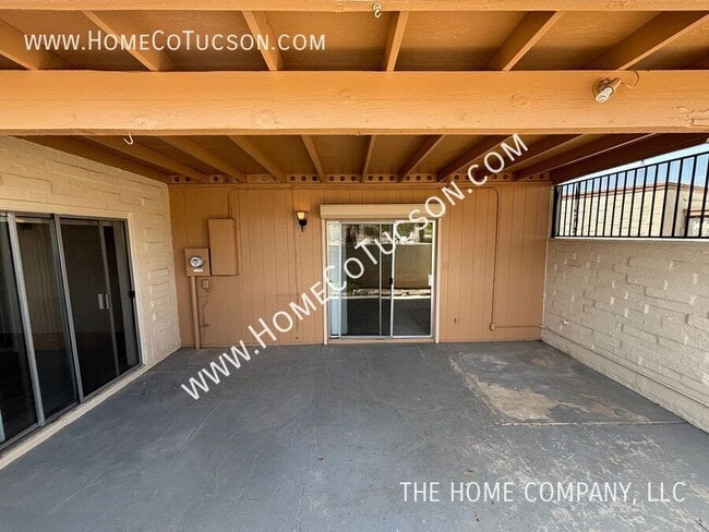 Building Photo - 5215 E Bermuda St