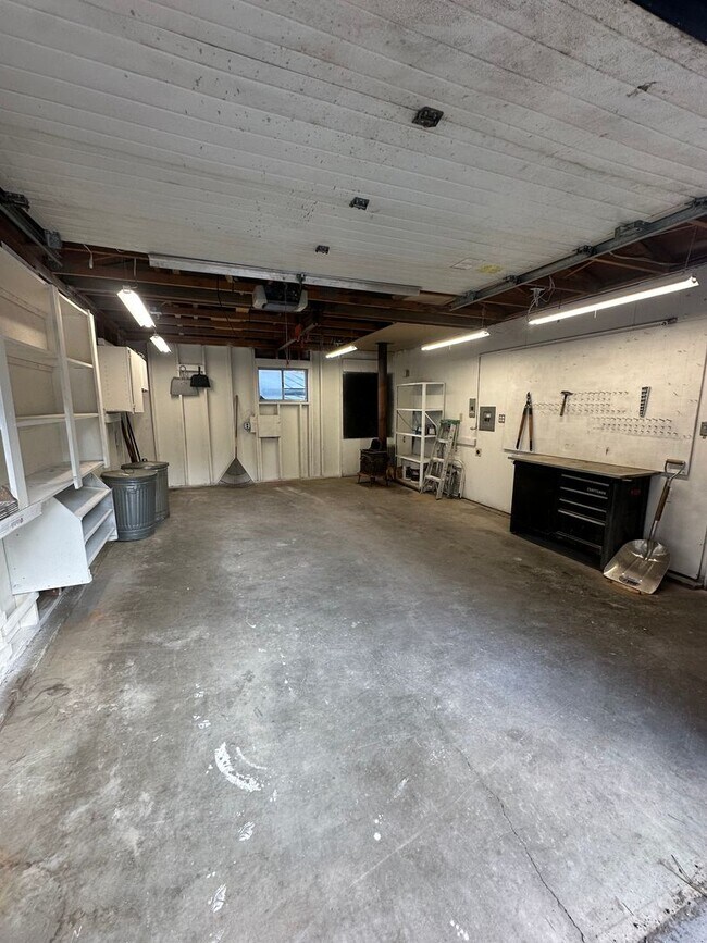 Building Photo - Completely Remodeled Home on 1 Acre in DRW