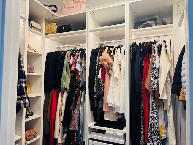 Building Photo - 349 Rend Dr