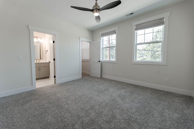 Building Photo - 2055 Oakwood Ave