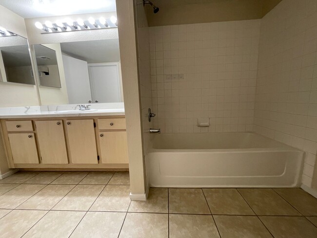 Building Photo - 1 bathroom condo located in the desirable ...