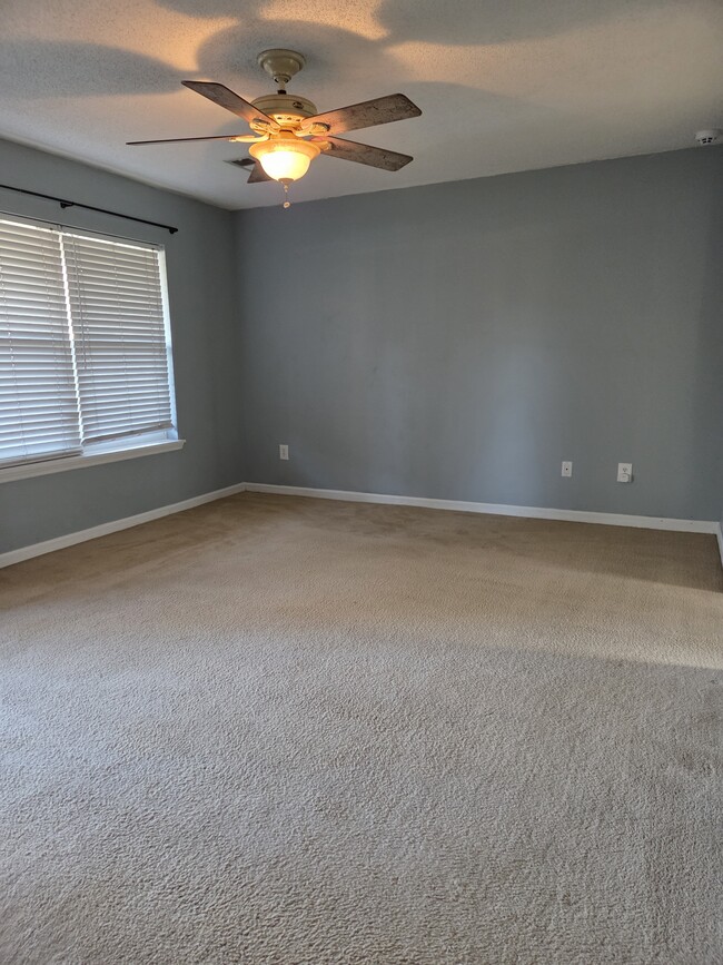 Building Photo - 182 Sequoia Cir