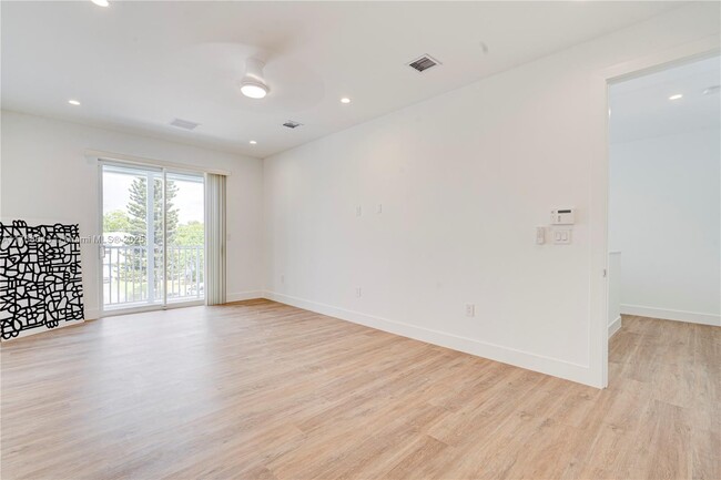 Building Photo - 1805 NW 22nd Ct