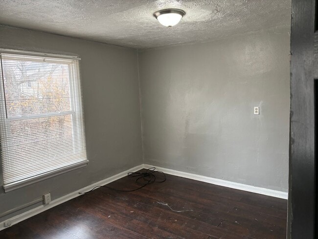 Building Photo - COMING SOON ! 2 STORY - Large 3 Bedroom 1 Bath Home 2 Story