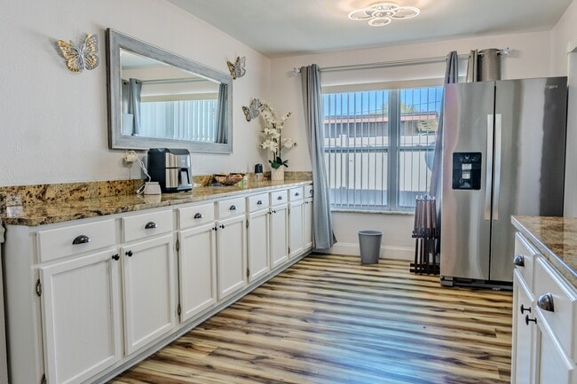 Building Photo - 1875 Williams Manor Ave