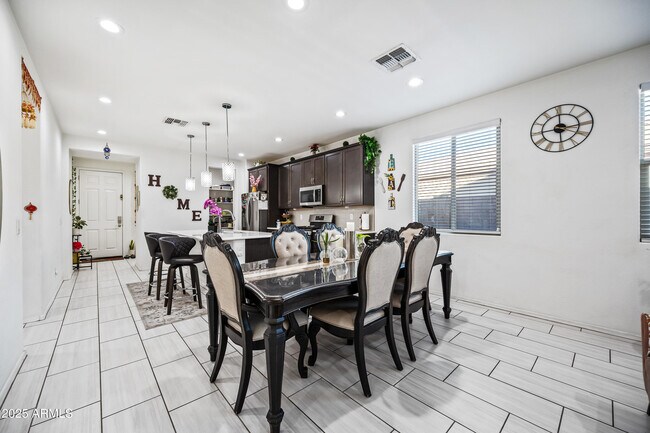 Building Photo - 10829 W Hadley St