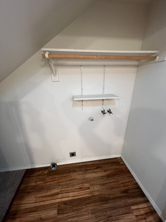 Building Photo - Two Bedroom Townhouse in South Salem with ...