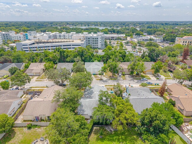 Building Photo - 911 Robinhood Ct