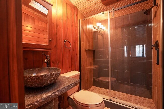 Building Photo - 371 Green Tree Dr