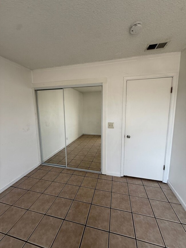 Building Photo - Orcutt Single Story Knollwood Terrace Condo with Attached One Car Garage