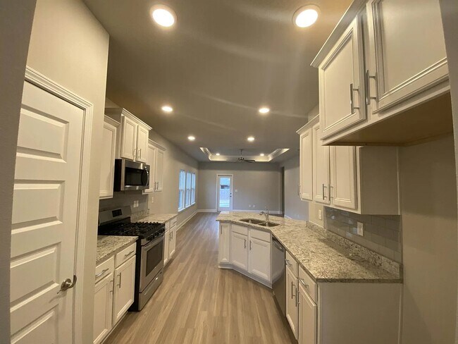 Building Photo - 1348 Rosefield Dr W