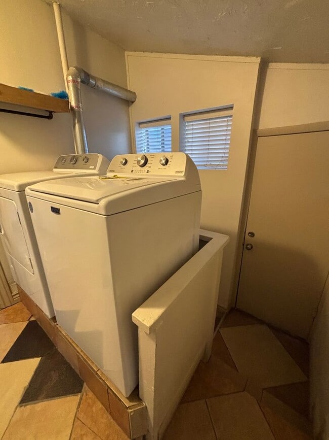 Building Photo - Salt Lake Cottage home 3 bed, 2 baths