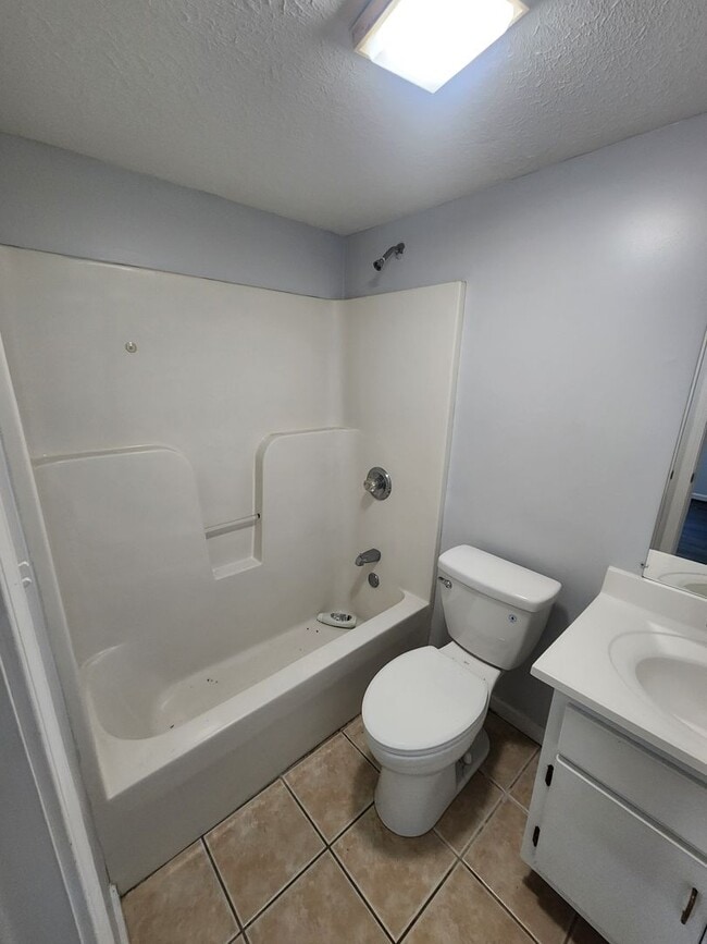 Building Photo - Spacious 2 bedroom 2 full bath 1st floor a...