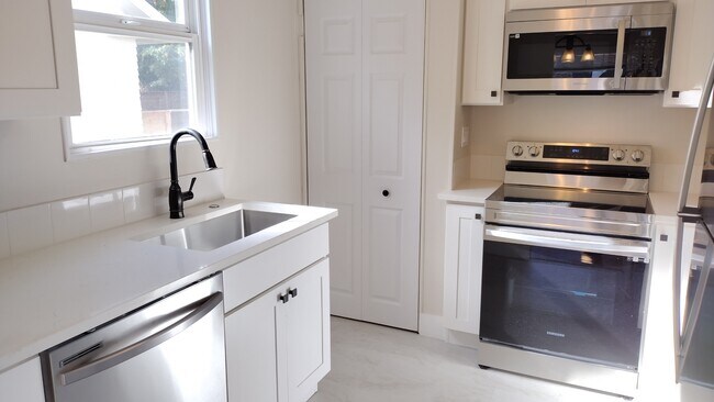 Building Photo - 2551 NE 32nd Pl