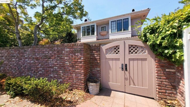 Building Photo - 139 Woodland Way