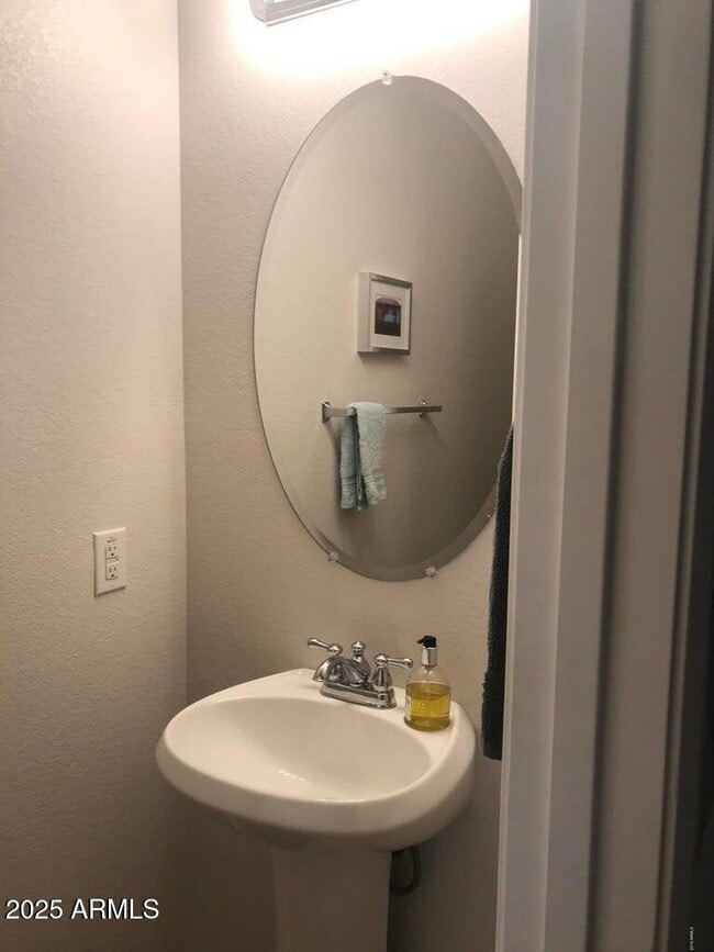 Building Photo - 2725 E Mine Creek Rd