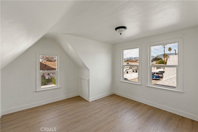 Building Photo - 272 W 9th St