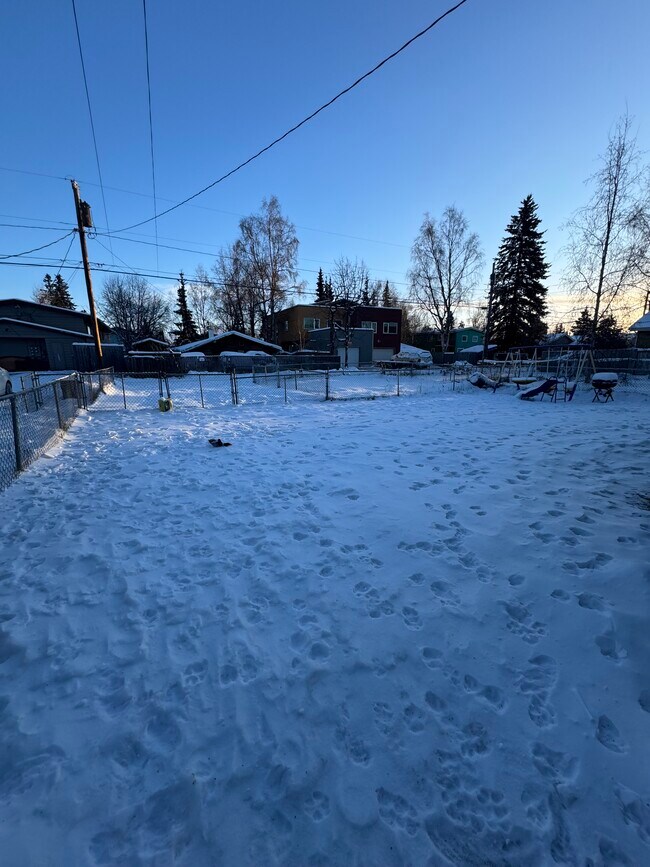 Building Photo - 617 N Park St