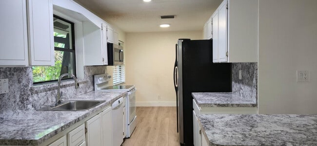 Building Photo - 10188 SW 53rd Ct