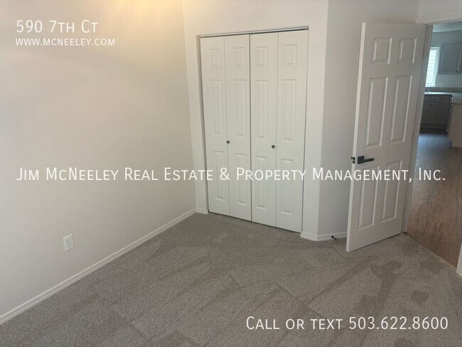 Building Photo - 590 7th Ct