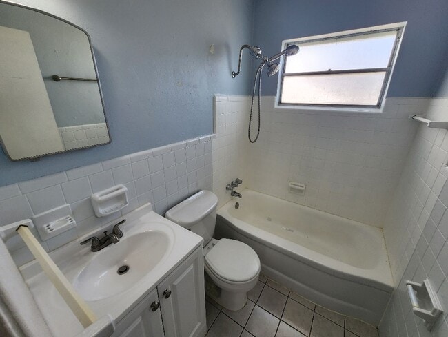 Building Photo - Nice beach side 2/1, walk to beach, restau...