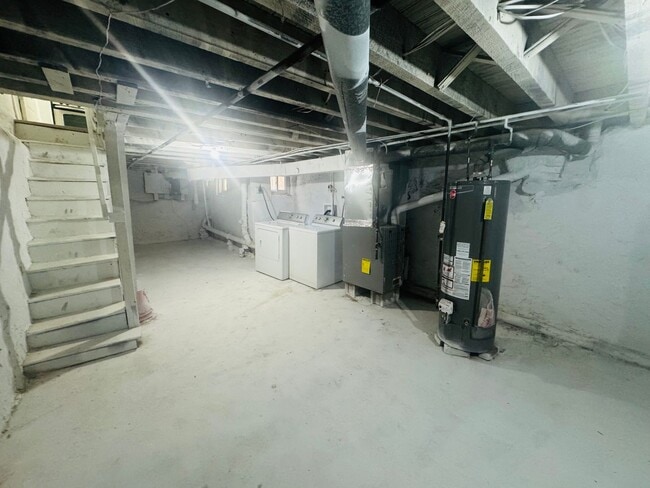 Building Photo - Renovated 4bd/1bth House with Rear yard!! ...