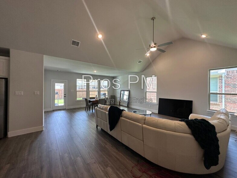 Building Photo - 2189 Glacier Dr