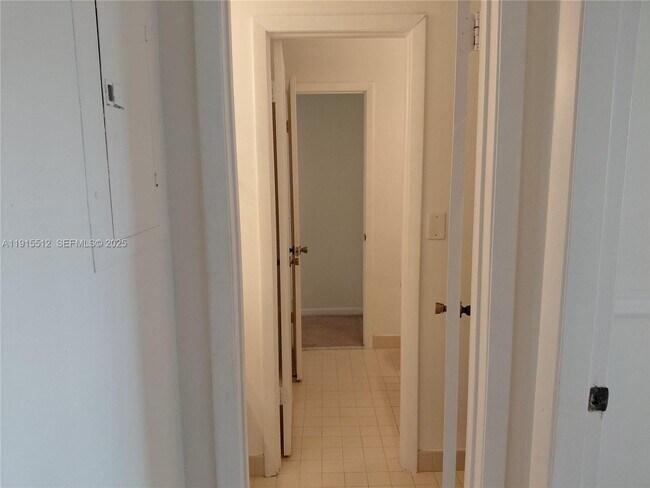 Building Photo - 999 Hamilton Dr