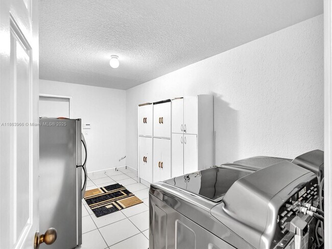 Building Photo - 3844 SW 53rd St