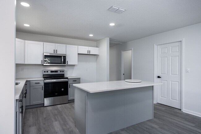 Building Photo - Spacious 4BR/2BA Home in Gainesville’s Heart