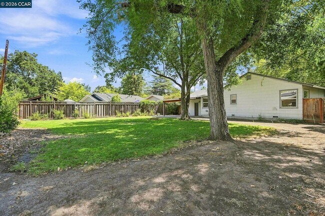 Building Photo - 517 Shelly Dr