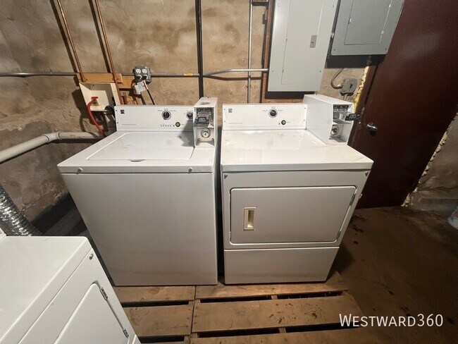 Building Photo - 3110 N Kenmore Ave