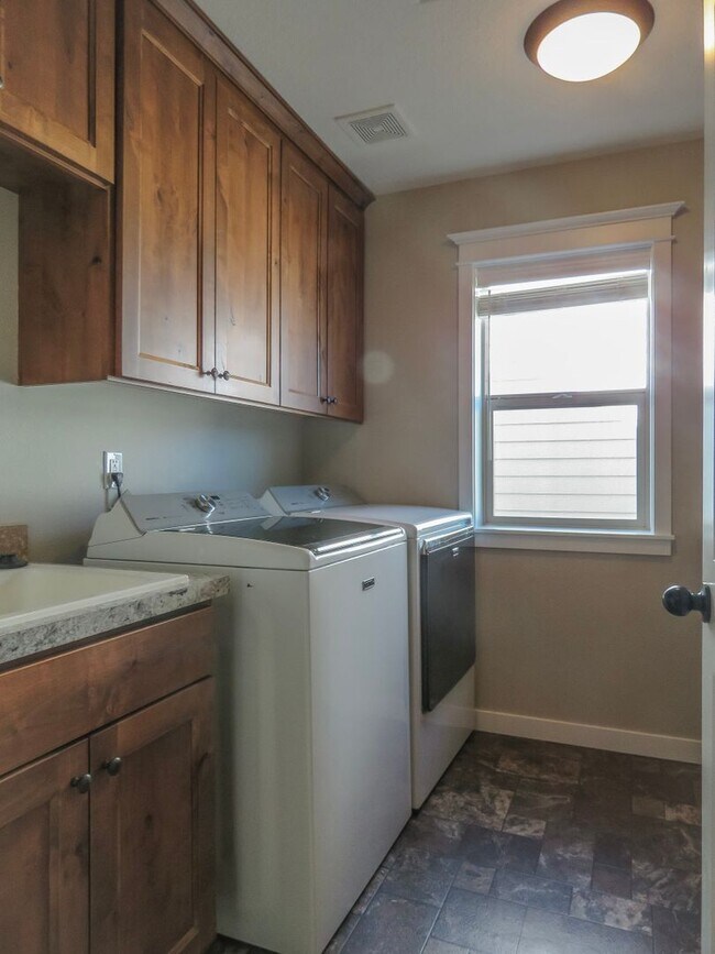 Building Photo - 5 Bedroom 3 Bathroom home available in New...