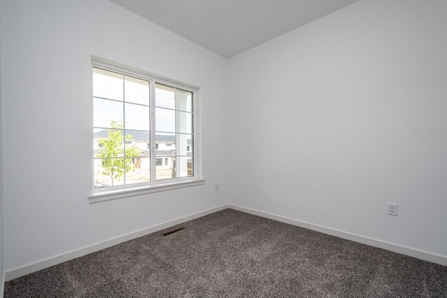 Building Photo - 4 bed 3 bath East side Iowa city!