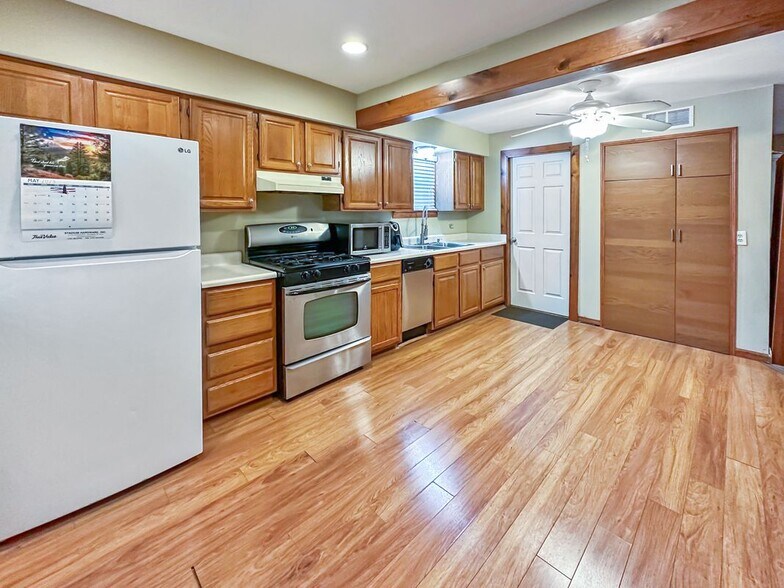 Building Photo - 32380 Maplewood St