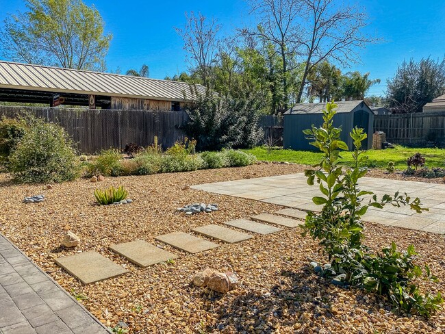 Building Photo - Beautiful Single-Story 2 Bedroom, 1 Bath w...