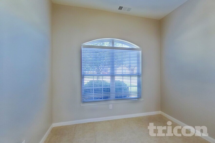 Building Photo - 616 Meadow Springs Dr