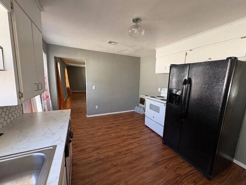 Building Photo - 307 E 3rd St