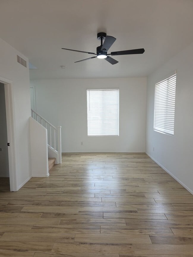 Building Photo - 51st Ave and Broadway, 3 bed, 2.5 bath, Fr...
