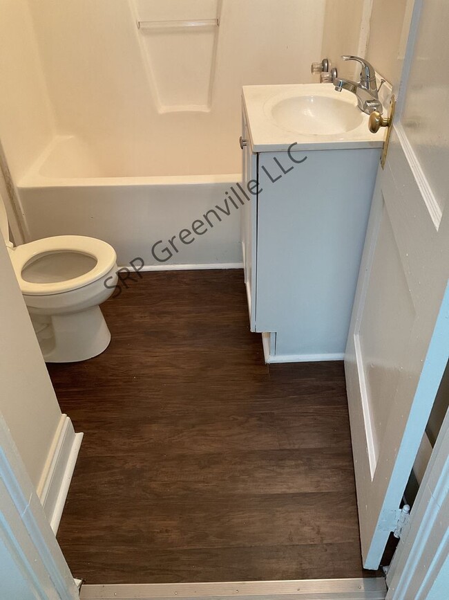 Building Photo - Newly Renovated 2 Bed 1 Bath Single Family...