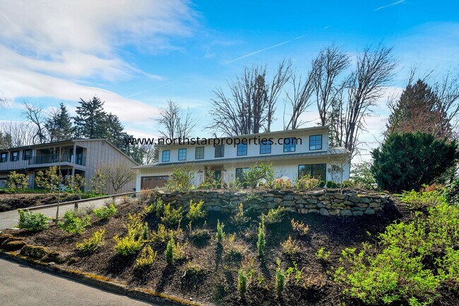 Building Photo - Lake Oswego Beauty Next to Tryon Creek