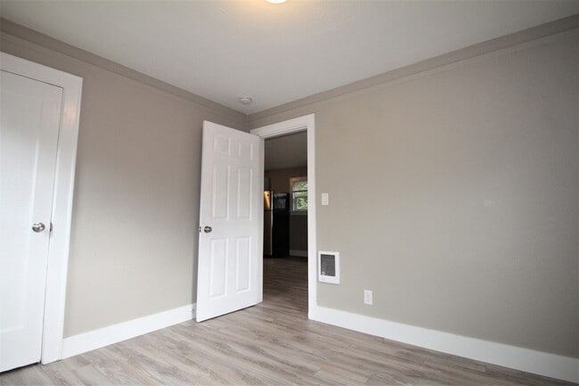 Building Photo - Classy 3BD/2BA House - Spacious Bedrooms, ...
