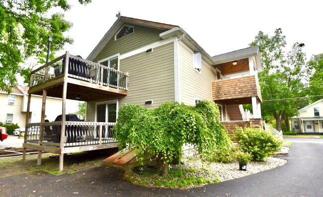 Building Photo - 127 Beekman St