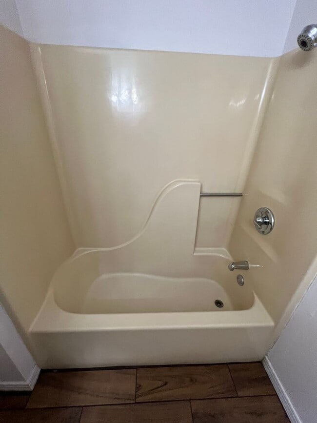 Building Photo - Nice 3 Bed 1.5 Bath House with 1 Car Garag...