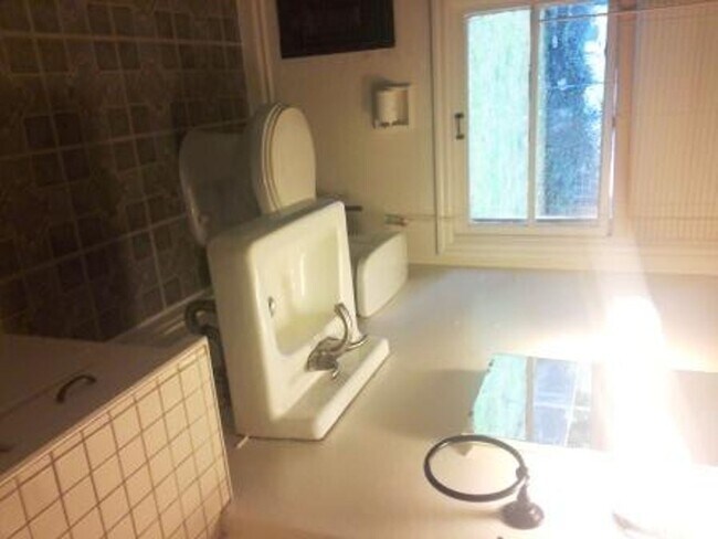 Building Photo - Clean, Spacious, and Rent Ready 2 bedroom ...