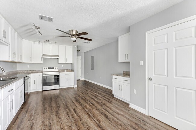 Building Photo - 520 E Defee Ave