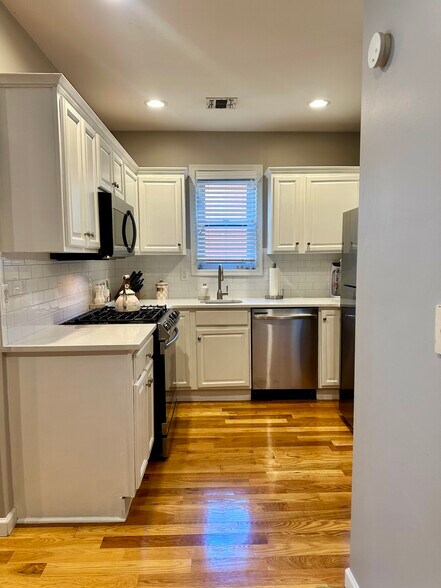 Primary Photo - 66 King St