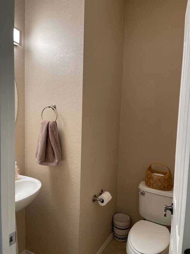 Building Photo - AVAILABLE NOW!  Beautiful 3BD/3BA North West HOME Resort-Style Living Across from Omni Tucson Nat...