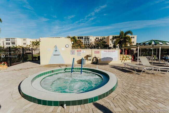 Building Photo - 300 NE 26th Ave