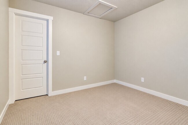 Building Photo - 1063 W Osprey Dr
